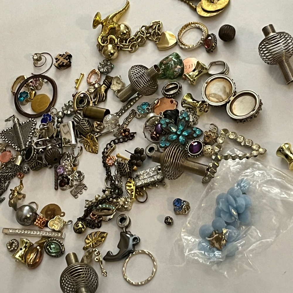 Vintage Jewelry Jar with various mixed materials for endless possibilities - Picture 6 of 7